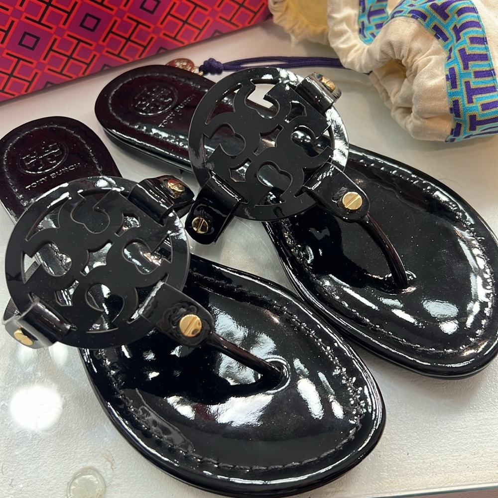 Tory Burch patent leather black sandal with large emblem waterproof size 6.5 NEW - Picture 9 of 10